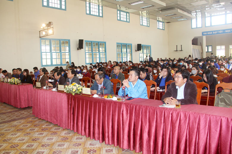 Các đại biểu và đoàn viên, thanh niên, sinh viên tham dự lễ khai mạc chương trình