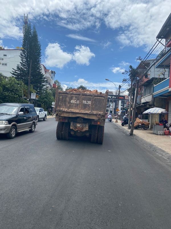 Xe tải chở đất, đá không phủ bạt bon bon trên phố Đà Lạt