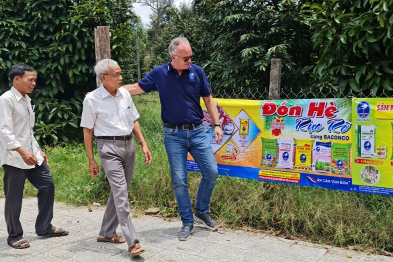 Lão nông Nguyễn Thanh Sơn (giữa) tìm đến các doanh nghiệp, chuyên gia trong và ngoài nước để giúp người trồng sầu riêng của HTX sản xuất theo tiêu chuẩn VietGap, hữu cơ
