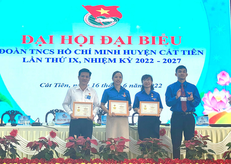 Trao Kỷ niệm chương Vì thế hệ trẻ của Trung ương Đoàn TNCS Hồ Chí Minh cho các cá nhân huyện Cát Tiên