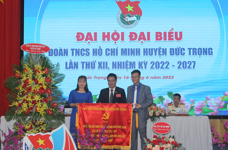 Bí thư Huyện ủy Đức Trọng Nguyễn Ngọc Phúc tặng bức trướng cho Đại hội