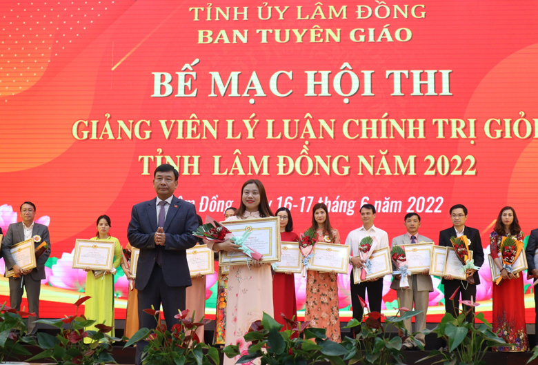 Trao giải nhất cho thí sinh Phạm Thị Nguyệt - giảng viên Trung tâm Chính trị huyện Đơn Dương
