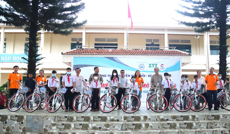 Bảo Lộc: Trao tặng 36 suất học bổng và 20 xe đạp cho học sinh khó khăn