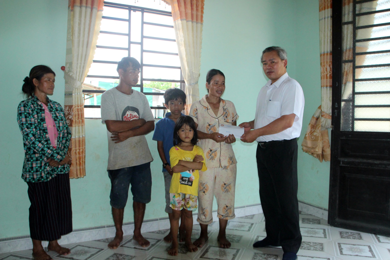 Ông Đường Anh Ngữ trao tiền hỗ trợ đến gia đình có nạn nhân không may bị tai nạn đuối nước