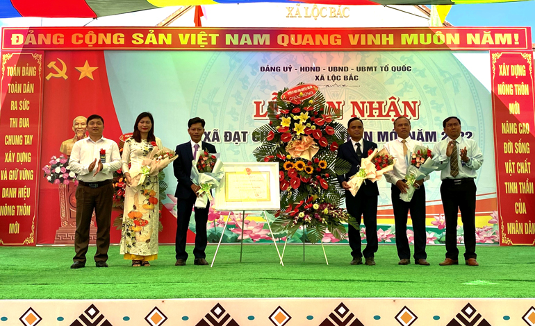 Lãnh đạo huyện Bảo Lâm trao Bằng công nhận xã đạt chuẩn nông thôn mới cho xã Lộc Bắc