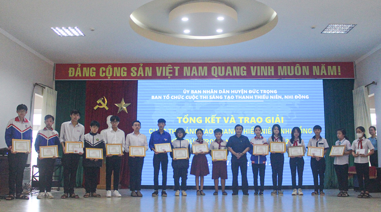 Ông Lê Nguyên Hoàng – Phó Chủ tịch UBND huyện Đức Trọng, trao giải cho các tác giả đạt giải cuộc thi sáng tạo thanh thiếu niên, nhi đồng huyện Đức Trọng năm 2021