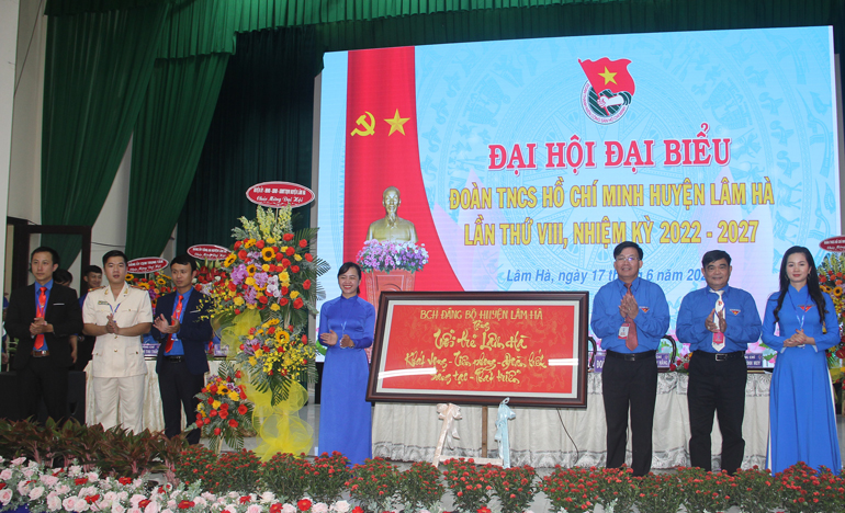 Bí thư Huyện ủy Lâm Hà Hoàng Thanh Hải tặng bức trướng cho Đại hội