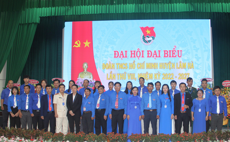 Ban Chấp hành Đoàn TNCS Hồ Chí Minh huyện Lâm Hà khóa VIII ra mặt và chụp hình lưu niệm cùng đại biểu