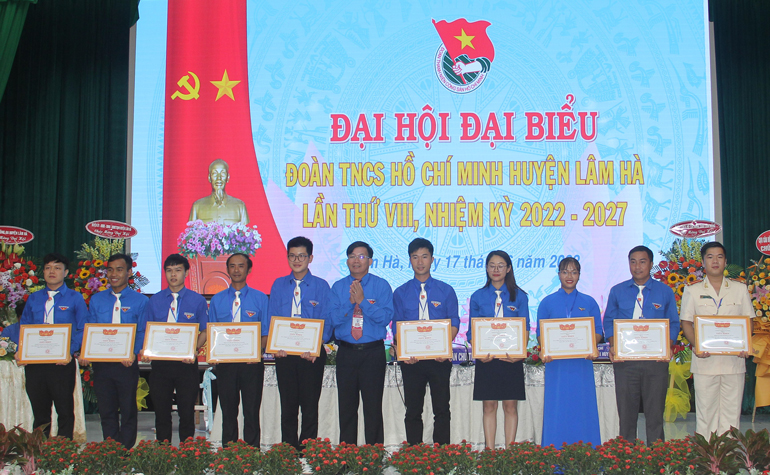 Trao giấy khen của UBND huyện Lâm Hà các tập thể và cá nhân