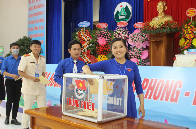 Đại biểu bỏ phiếu bầu Ban Chấp hành Huyện Đoàn Đạ Huoai khóa IX