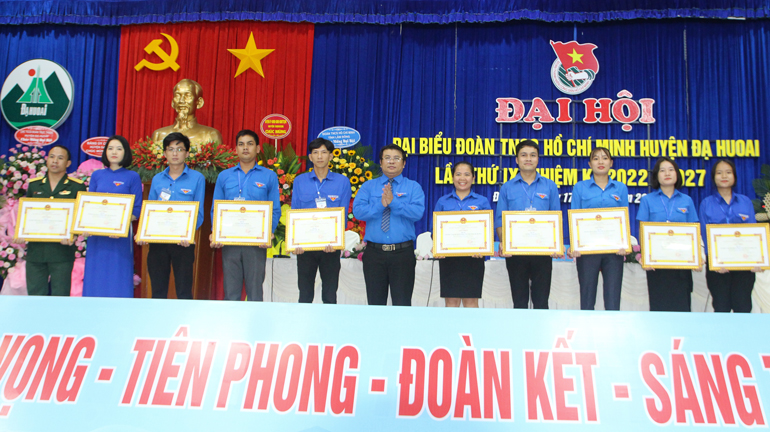 UBND huyện Đạ Huoai tặng giấy khen các tập thể và cá nhân