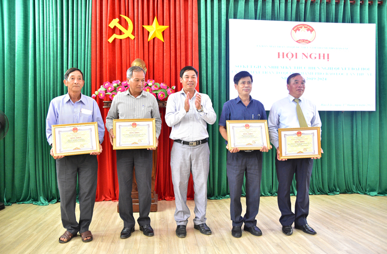 Các tập thể nhận bằng khen của UBND tỉnh Lâm Đồng trao tặng