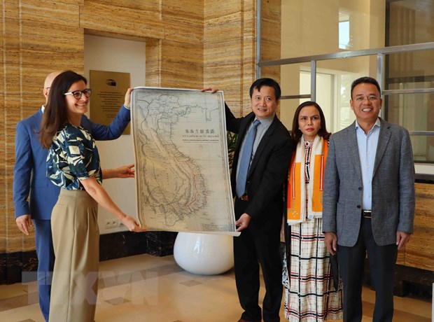 Ông Nguyễn Hùng Sơn, Phó Giám đốc Học viện Ngoại giao Việt Nam, trao tấm bản đồ An Nam Đại Quốc họa đồ cho bà Simina Badica, giám tuyển lưu trữ, Bảo tàng Lịch sử châu Âu.