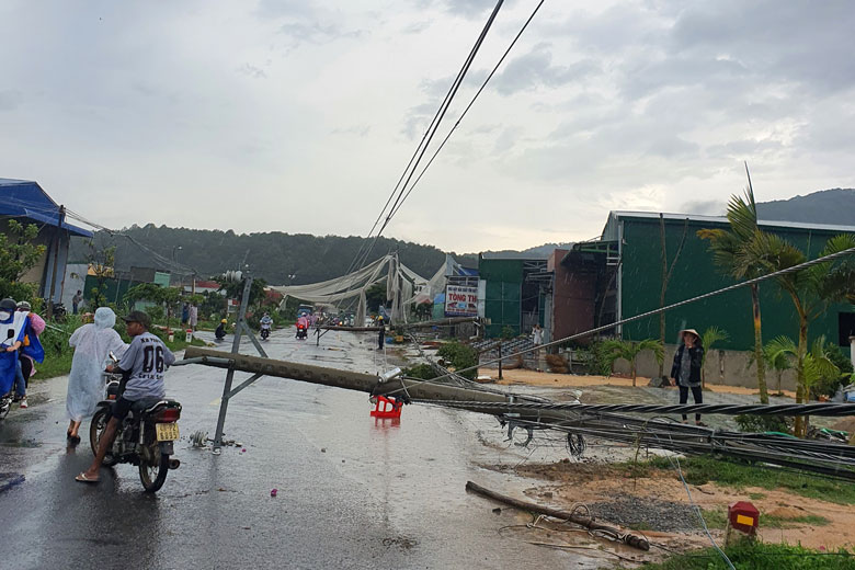 4 cột điện trung thế bị ngã trên Quốc lộ 27, đoạn qua xã Lạc Lâm, huyện Đơn Dương