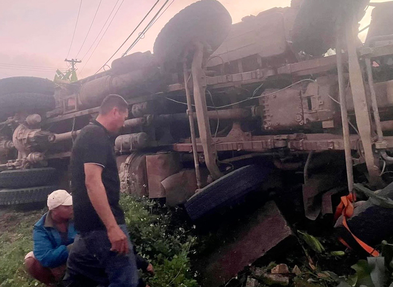 Lâm Hà: Xe tải lật trên Quốc lộ 27, 5 người trong xe bị thương