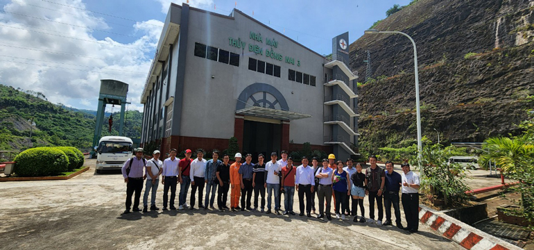Đoàn phóng viên tham quan thực tế tại Nhà máy thủy điện Đồng Nai 3