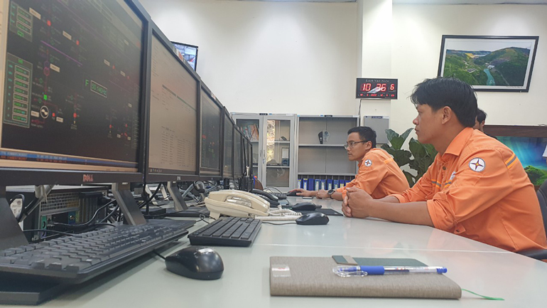 Cán bộ kỹ thuật làm việc tại phòng điều khiển trung tâm của Nhà máy thủy điện Đồng Nai 3