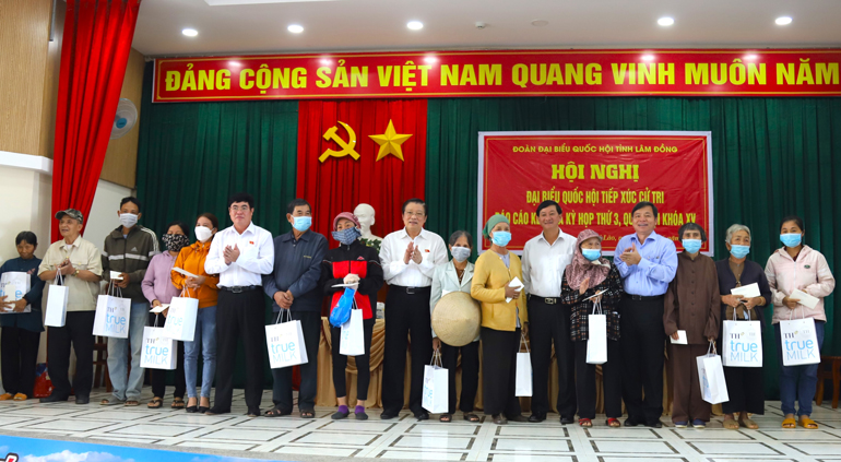 Đồng chí Phan Đình Trạc - Ủy viên Bộ Chính trị, Trưởng Ban Nội chính Trung ương trao 1.000 thùng sữa cho lãnh đạo tỉnh Lâm Đồng để trao cho học sinh, trẻ em khó khăn trên địa bàn tỉnh