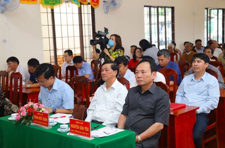 Đồng chí Trần Đức Quận - Ủy viên Trung ương Đảng, Bí thư Tỉnh ủy Lâm Đồng cùng lãnh đạo tỉnh và huyện Di Linh dự buổi tiếp xúc cử tri tại xã Liên Đầm