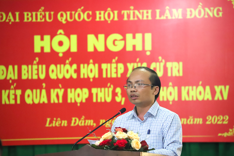 Ông Trần Đức Công - Chủ tịch UBND huyện Di Linh tiếp thu, giải trì các ý kiến thuộc thẩm quyền