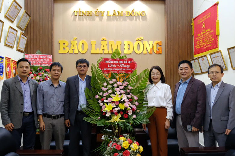 Đại diện lãnh đạo trường Đại học Đà Lạt do Phó Hiệu trưởng Trần Thống thăm, tặng hoa, chúc mừng Báo Lâm Đồng