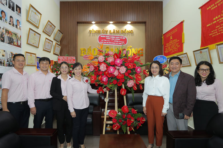 Ngân hàng Chính sách xã hội Lâm Đồng thăm, tặng hoa, chúc mừng Báo Lâm Đồng nhân ngày 21/6