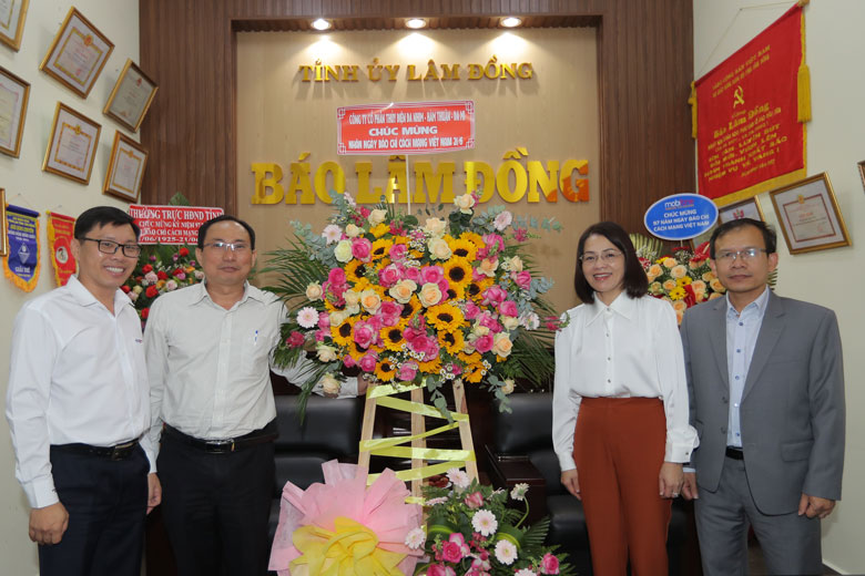 Đại diện Công ty Cổ phần thuỷ điện Đa Nhim - Hàm Thuận - Đa Mi thăm, tặng hoa, chúc mừng Báo Lâm Đồng nhân ngày 21/6