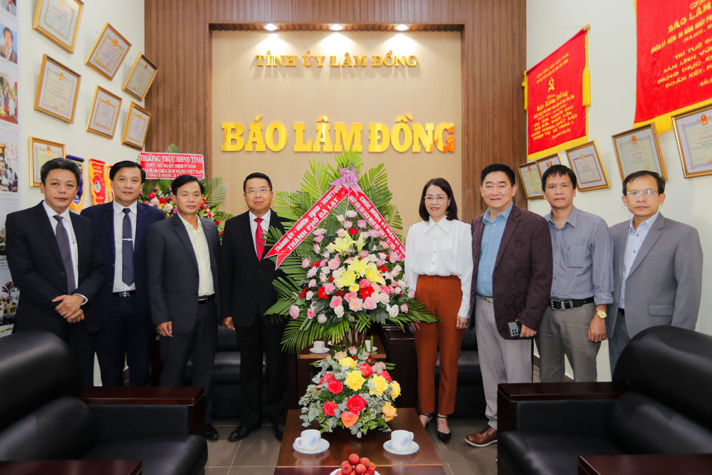 Đại diện lãnh đạo TP Đà Lạt, đồng chí Tôn Thiện San - Chủ tịch UBND TP Đà Lạt thăm và chúc mừng những người làm báo Báo Lâm Đồng
