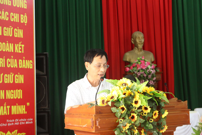 Ông Lưu Tiến Chinh - Chủ tịch UBND huyện Đạ Huoai tiếp thu, ghi nhận và giải thích các ý kiến, kiến nghị đến cử tri xã Hà Lâm