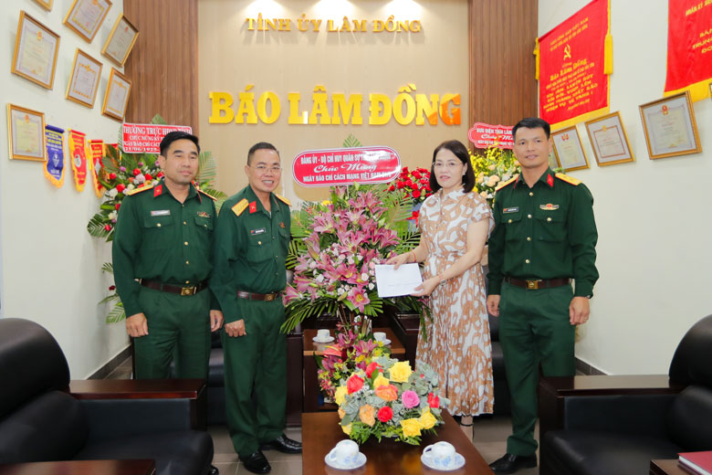 Đại tá Trần Văn Khương - Chính ủy Bộ Chỉ huy Quân sự tỉnh gửi lời thăm hỏi, chúc mừng tới cán bộ, phóng viên, nhân viên Báo Lâm Đồng
