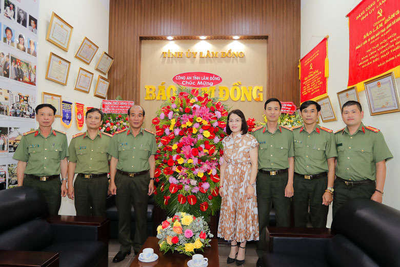 Đại tá Lê Hồng Phong - Phó Giám đốc Công an tỉnh Lâm Đồng thăm và chúc mừng cán bộ, phóng viên, nhân viên Báo Lâm Đồng nhân ngày 21/6