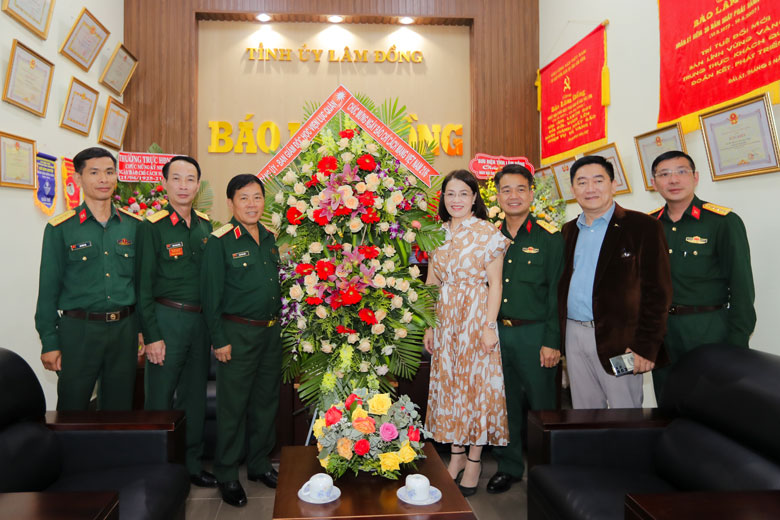 Thiếu tướng Đậu Văn Nậm - Phó Chính uỷ Học viện Lục quân thăm, tặng hoa và chúc mừng Báo Lâm Đồng