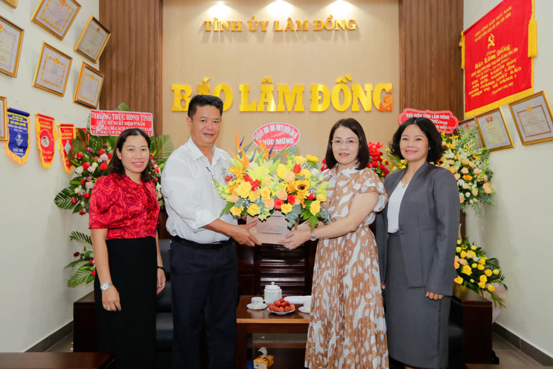 Đồng chí Trương Quốc Khánh - Phó Chủ tịch UBND huyện Lâm Hà thăm, chúc mừng Báo Lâm Đồng