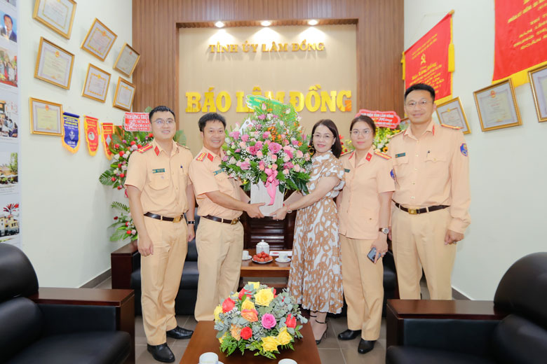 Thượng tá Cù Tuấn Nghĩa - Phó trưởng Phòng Cảnh sát Giao thông Công an tỉnh Lâm Đồng thăm và chúc mừng Báo Lâm Đồng