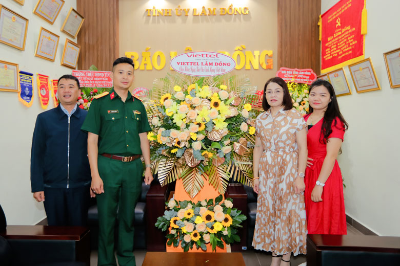 Lãnh đạo Viettel Lâm Đồng thăm, tặng hoa chúc mừng đội ngũ người làm báo Báo Lâm Đồng nhân ngày 21/6