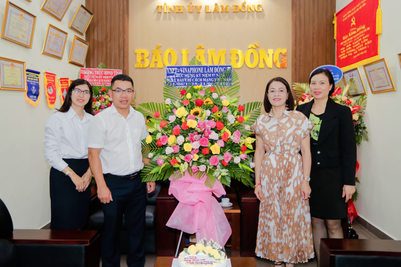 Đại diện VNPT - Vinaphone Lâm Đồng thăm, tặng hoa chúc mừng Báo Lâm Đồng