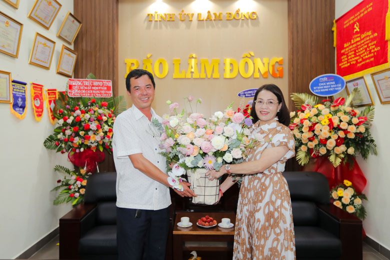 Đại diện Công ty TNHH Hùng Phát - đơn vị quản lý vận hành Trạm thu phí Định An (cao tốc Liên Khương - Prenn) thăm, chúc mừng Báo Lâm Đồng