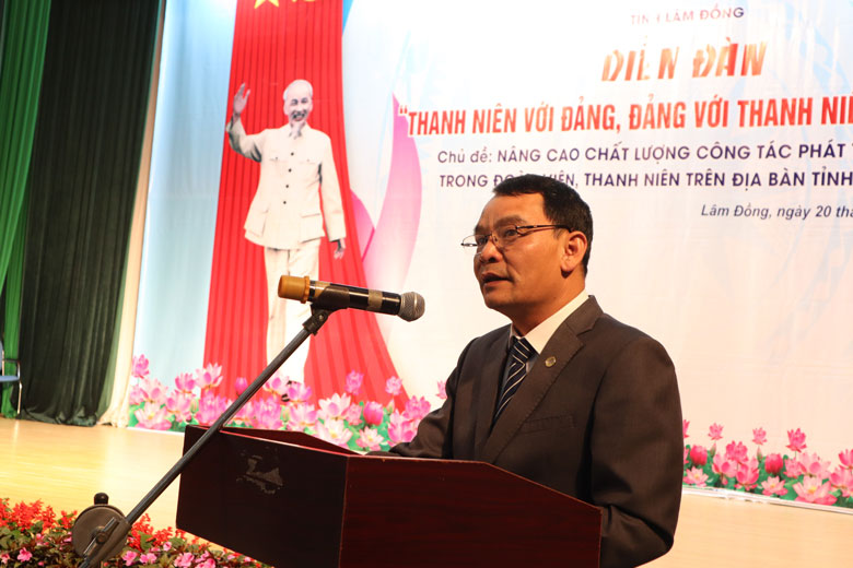 Đồng chí Lương Văn Mừng - Phó Bí thư Đảng ủy Khối Các Cơ quan tỉnh trình bày tham luận