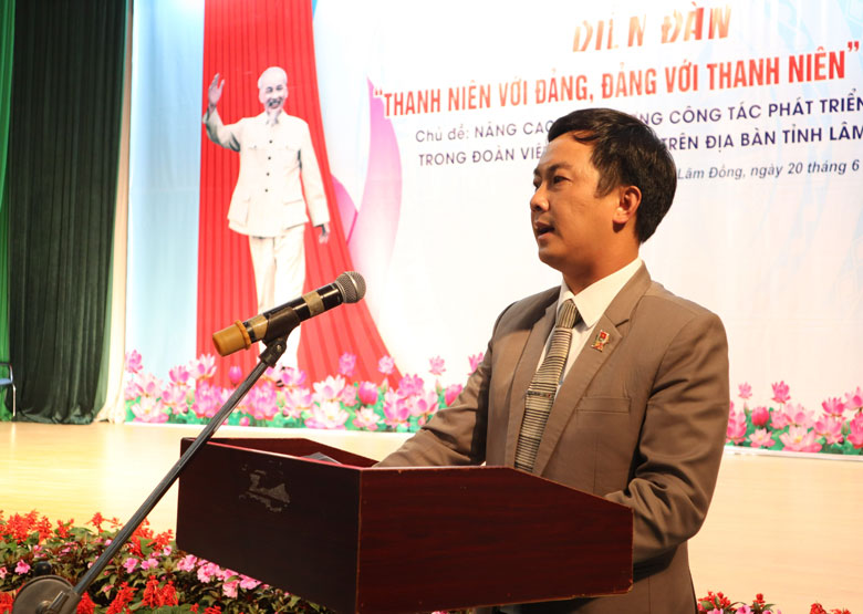 Đồng chí Phan Đức Thái - Phó Bí thư Huyện ủy Đạ Tẻh trình bày tham luận