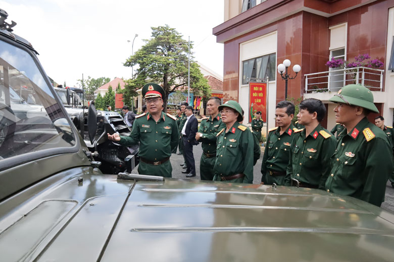 Thiếu tướng Du Trường Giang - Phó Tư lệnh Quân khu 7 kiểm tra các mẫu xe quân sự phục vụ nhiệm vụ sẵn sàng chiến đấu của lực lượng vũ trang tỉnh Lâm Đồng