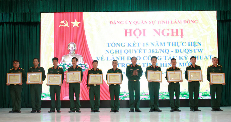 Đại tá Vi Thanh Minh - Phó Chỉ huy trưởng, Tham mưu trưởng Bộ chỉ huy quân sự tỉnh khen thưởng các cá nhân có thành tích xuất sắc trong thực hiện công tác kỹ thuật