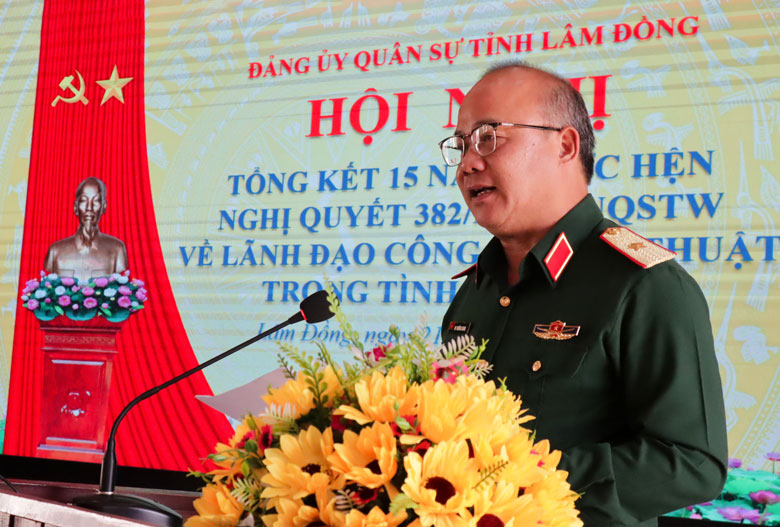 Thiếu tướng Du Trường Giang - Phó Tư lệnh Quân khu 7 phát biểu chỉ đạo tạo hội nghị