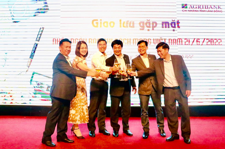 Đại diện các ban ngành, các cơ quan báo chí truyền thông và lãnh đạo Agribank Lâm Đồng chúc mừng ngày Báo chí Cách mạng Việt Nam