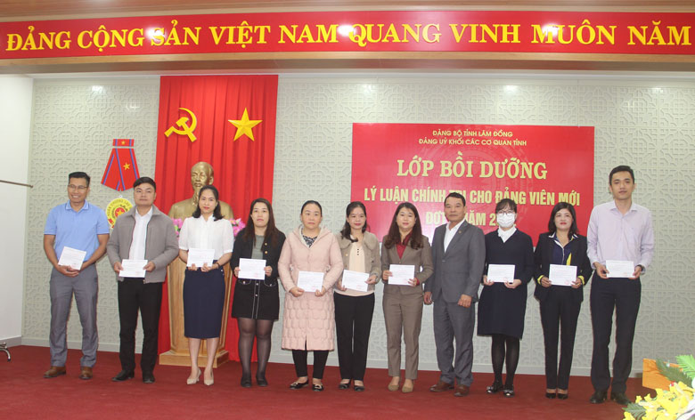 Phó Bí thư Đảng ủy Khối các cơ quan tỉnh Lương Văn Mừng trao giấy chứng nhận cho các học viên