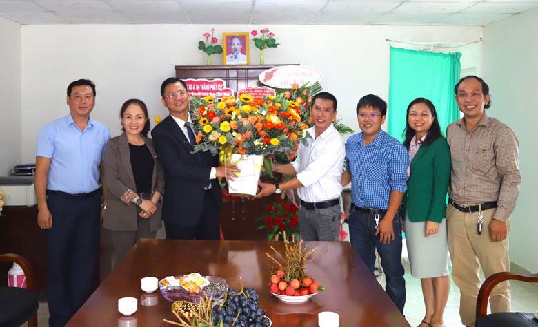Ông Đoàn Kim Đình - Chủ tịch UBND TP Bảo Lộc tặng hoa chúc mừng Báo Lâm Đồng tại Văn phòng Bảo Lộc nhân kỷ niệm 97 năm ngày Báo chí Cách mạng Việt Nam 21/6