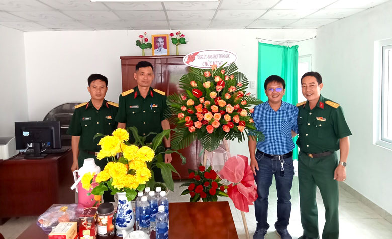 Ban Chỉ huy Quân sự TP Bảo Lộc tặng hoa chúc mừng Báo Lâm Đồng tại TP Bảo Lộc