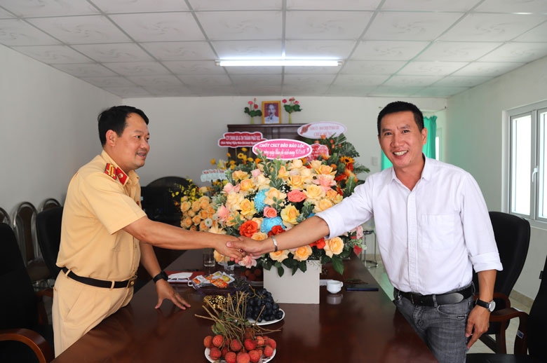Trạm Cảnh sát Giao thông chốt đèo Bảo Lộc tặng hoa chúc mừng Văn phòng Báo Lâm Đồng tại TP Bảo Lộc
