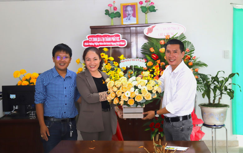 Các đơn vị tặng hoa chúc mừng Văn phòng Báo Lâm Đồng tại TP Bảo Lộc