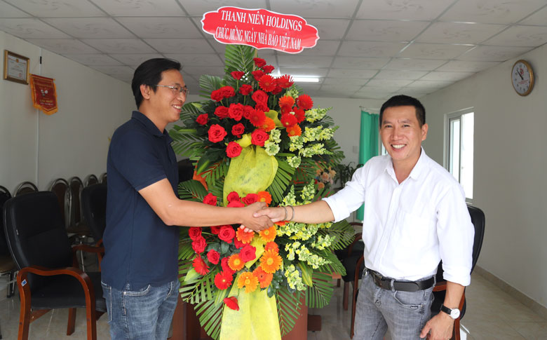 Các đơn vị tặng hoa chúc mừng Văn phòng Báo Lâm Đồng tại TP Bảo Lộc