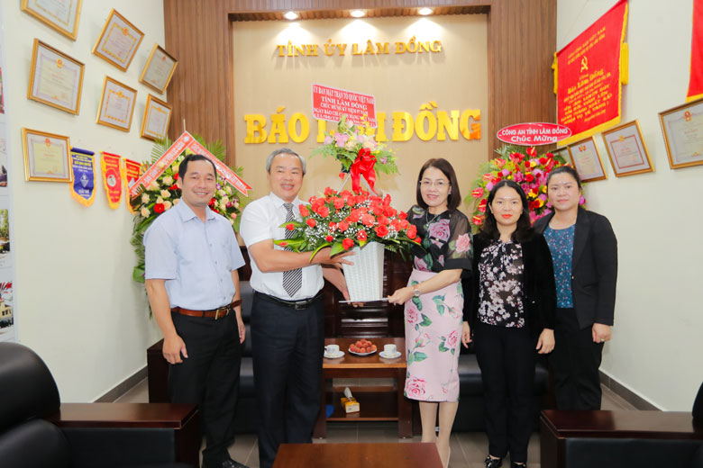 Phó Chủ tịch Uỷ Ban MTTQ Việt Nam Đường Anh Ngữ thăm, tặng hoa, gửi lời chúc mừng tốt đẹp đến những cán bộ, phóng viên và những người làm Báo Lâm Đồng